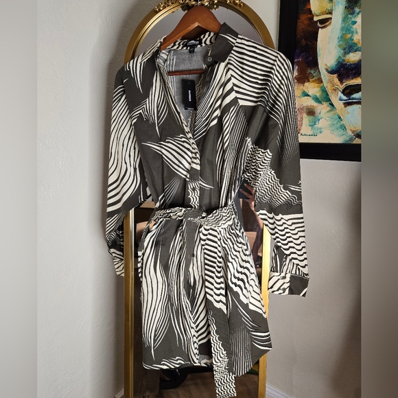 Long sleeve dress. Nwt - Picture 2 of 3